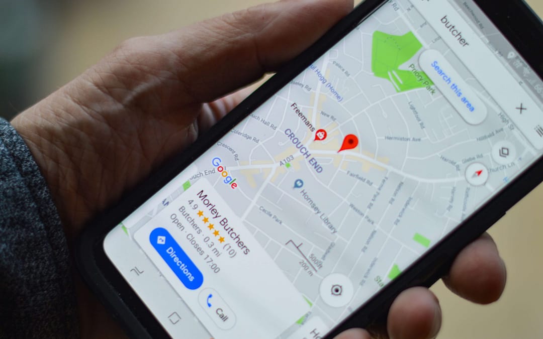 Osoba drži pametni telefon s prikazom karte na Google Maps aplikaciji, s označenom lokacijom klaonice i prikazanim informacijama o radnom vremenu i ocjenama.