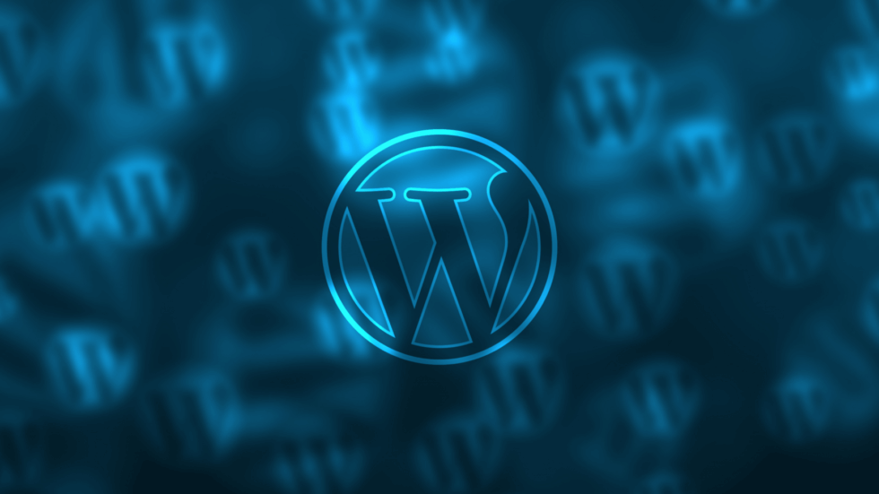 Plava grafika s prepoznatljivim logom WordPress-a u središtu, s višestrukim mutnim verzijama loga u pozadini.